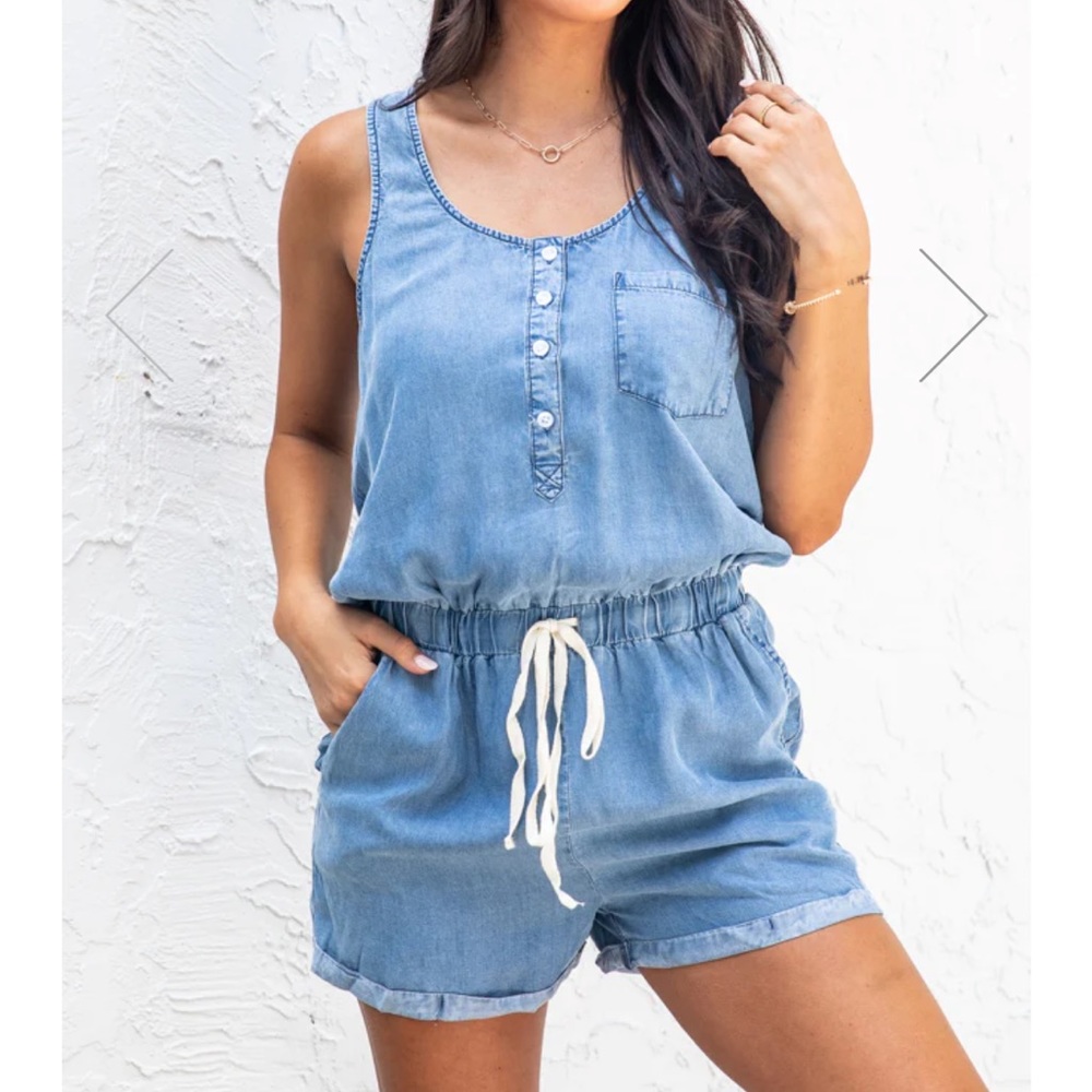 NAVY CHAMBRAY ROMPER SIZE MEDIUM WITH POCKETS STRETCH WAIST FROM PINK LILY